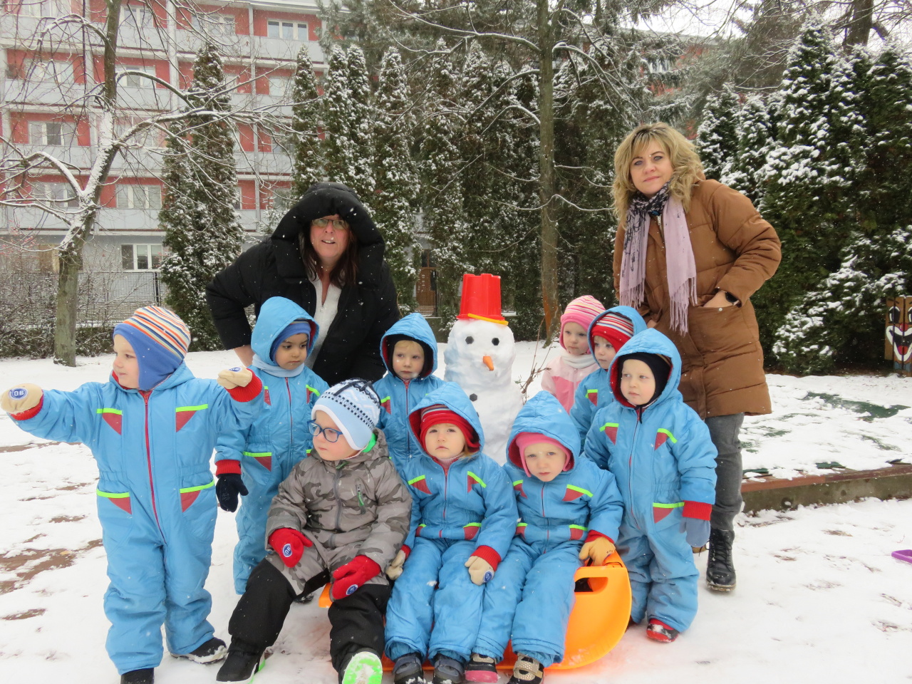 Poplatky v jeslích klesají, nově mohou být děti v zařízení do půl páté